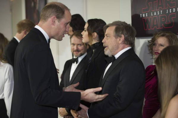 Príncipes William y Harry asisten al estreno de 'Star Wars' en Londres