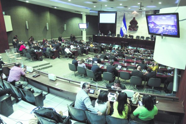 Juan Orlando pide que plebiscito sobre Policía Militar sea presentado con firmas