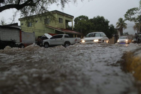 Fuerte lluvia y relámpagos afectan a San Pedro Sula
