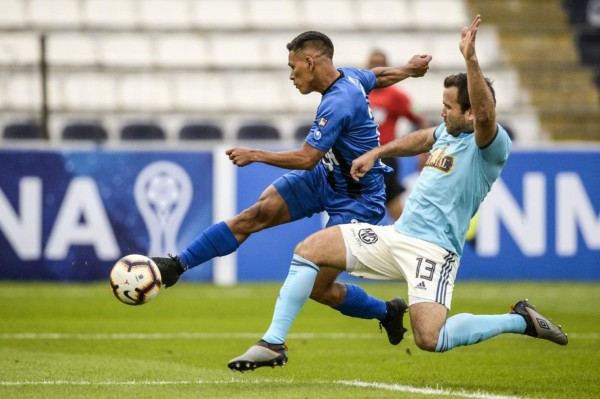 Venezuela's Zulia Brayan Moya (L) and Peru's Sporting Cristal Renzo Revoredo (R) battle for the ball during a 2019 Copa Sudamericana football match between Peru's Sporting Cristal and Venezuela's Zulia, in Lima, Peru, on July 30, 2019. (Photo by Ernesto BENAVIDES / AFP)