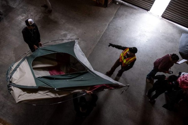 Atacan con gases lacrimógenos a migrantes en albergue en Tijuana