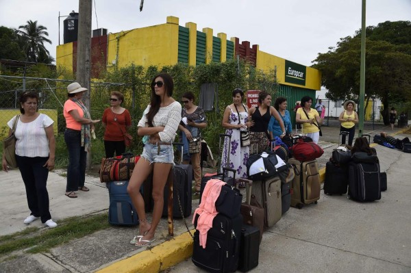 Manifestantes desalojan aeropuerto de Acapulco tras protestas por normalistas