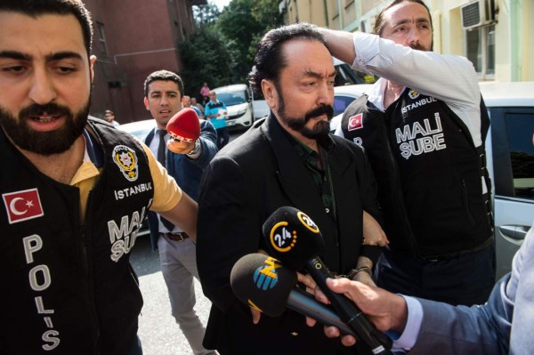 Detienen al famoso predicador y estrella de la televisión Adnan Oktar