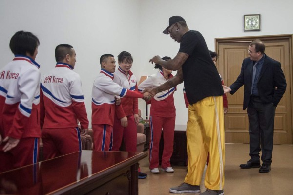 Former NBA star Dennis Rodman (R) of the US greets North Korean athletes at the Pyongyang Indoor Stadium on June 15, 2017Rodman arrived in the North Korean capital on June 13 on a mission he said he believed the US President would be 'pretty happy' about, adding he was trying to accomplish something that 'we both need'. / AFP PHOTO / KIM Won-Jin