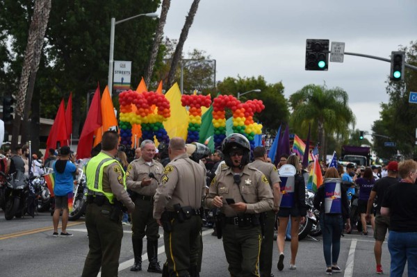 Detienen a hombre armado que iba a desfile del orgullo gay en Los Ángeles