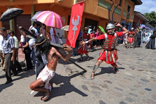 Catholic devotees make a Via Crucis reenactment in Trinidad, Santa Barbara department, 280 km north of Tegucigalpa on March 25, 2016. Christian believers around the world mark the Holy Week of Easter in celebration of the crucifixion and resurrection of Jesus Christ. AFP PHOTO / ORLANDO SIERRA