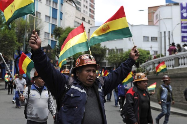 Miners march to support the Movimiento Al Socialismo (MAS) party and its leader Bolivian President Evo Morales during a strike against the results of the October 20 elections in La Paz on October 28, 2019. - The platform gathering the regional civic committees (Conade), demanded the annulment of the controversial general elections in Bolivia, won by President Evo Morales in the first round, and called for new elections with a new electoral court. (Photo by JORGE BERNAL / AFP)