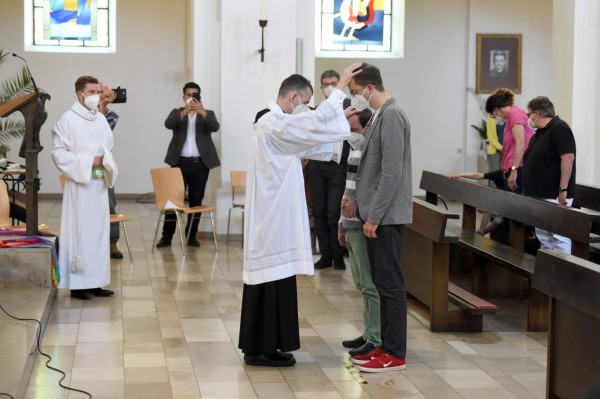 Sacerdotes alemanes 'bendicen' a parejas del mismo sexo y desafían al Vaticano