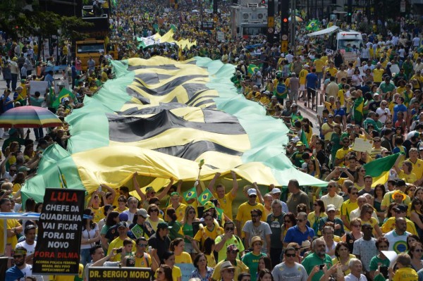 Miles exigen la salida de Dilma Rousseff en las calles de Brasil