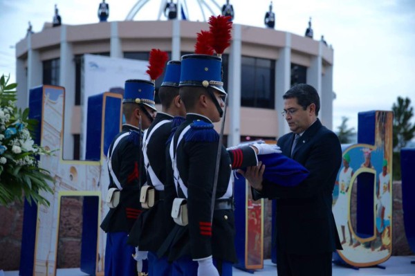 Con fervoroso homenaje a la Bandera inician fiestas patrias