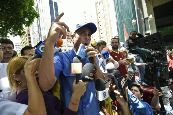 Capriles dice a militares venezolanos que oposición no quiere golpe de Estado   