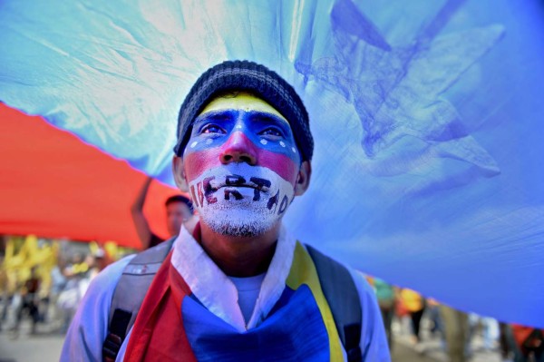 Gobierno y oposición venezolana marchan separados contra la violencia