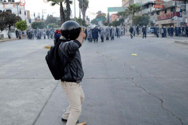 Enfrentamientos entre estudiantes y maestros dejan unos 20 heridos en México