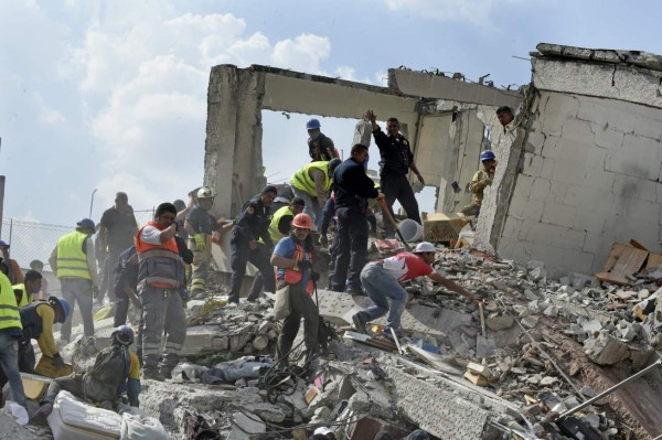 Sismo deja más de 100 muertos en México en aniversario de terremoto