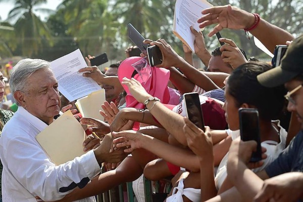 López Obrador no quiere dejar de abrazar a pesar del coronavirus