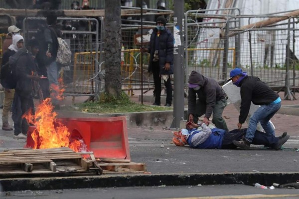 La Policía dispersa con gases lacrimógenos una manifestación de indígenas en Quito