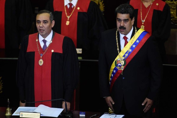 Maduro anuncia cierre de embajada y consulados de Venezuela en EEUU