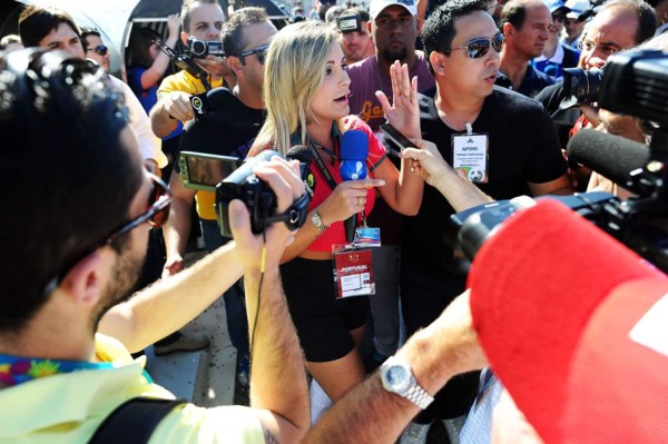 Expulsan a sexy periodista que quería entrevistar a Ronaldo