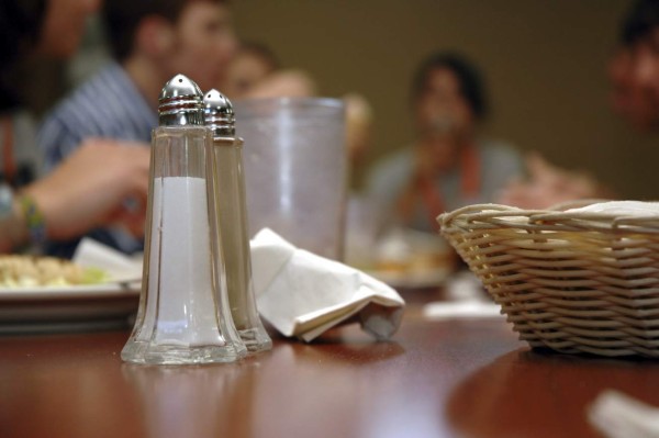 Si come mucha sal afectará su salud