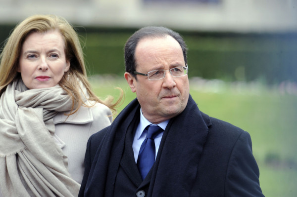 Pareja de Hollande seguirá internada