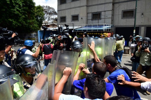 Students from the public Central University of Venezuela demonstrate in demand of the referendum on removing President Nicolas Maduro in Caracas on June 09, 2016. / AFP PHOTO / RONALDO SCHEMIDT