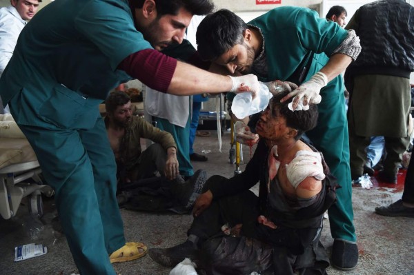 Afghan medical staff treat a wounded man after a car bomb exploded near the old Interior Ministry building, at Jamhuriat Hospital in Kabul on January 27, 2018.An ambulance packed with explosives blew up in a crowded area of Kabul on January 27, killing at least 40 people and wounding 110 others, officials said, in an attack claimed by the Taliban. / AFP PHOTO / WAKIL KOHSAR