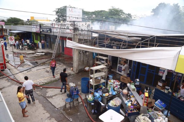 Incendio consume negocio de venta de productos médicos frente al Rivas