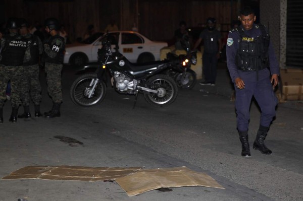 Dejan bebé en caja y carro lo aplasta