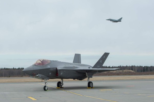 Cazas estadounidenses realizan maniobras cerca de Rusia