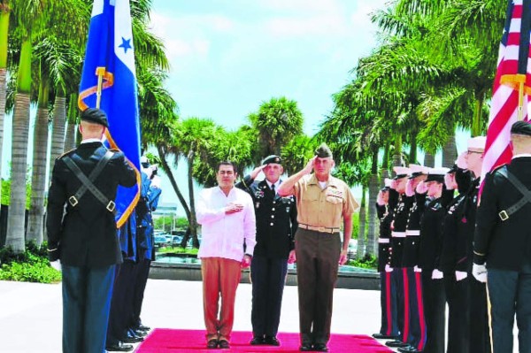 Juan Orlando Hernández se reúne con el Comando Sur en Miami