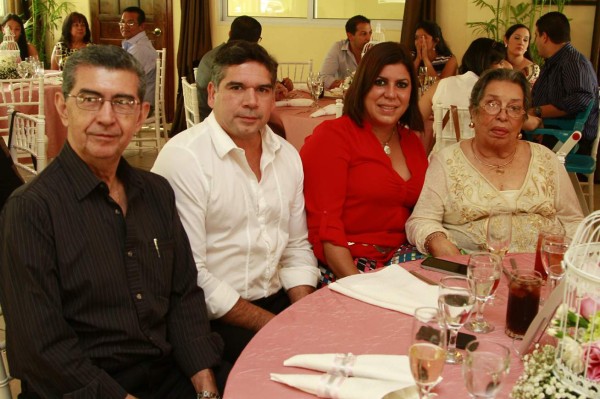 Marianne Castillo recibe el sacramento del bautismo