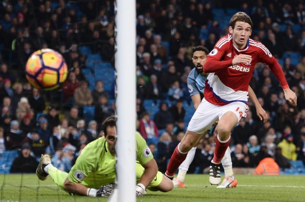 El Manchester City es frenado en casa y pierde la cima