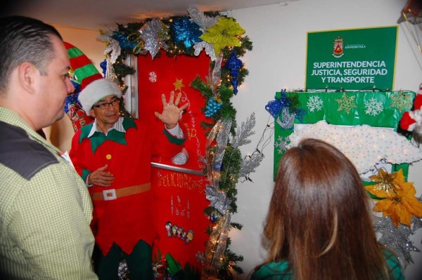 Ingenio y creatividad en concurso de puertas navideñas