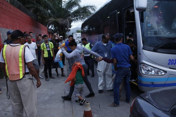 137 hondureños llegan a San Pedro Sula deportados de México