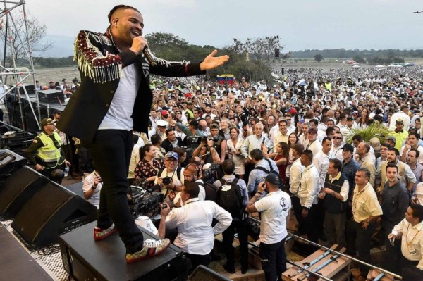 El cantante venezolano Nacho recibe la nacionalidad colombiana