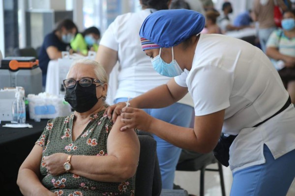 Personal de Salud vacuna al día a unos 11,000 ciudadanos