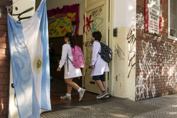 Banco Mundial concede fondos contra alta deserción en escuelas argentinas   
