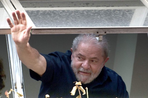 Supporters of former Brazilian president Luiz Inacio Lula Da Silva hold a demonstration in front of the Superior Court of Justice, while they decide on Lula's habeas corpus petition in Brasilia on March 6, 2018. Brazil's Superior Court of Justice rejected a bid by former president Luiz Inacio Lula da Silva to stave off prison, ruling he can be arrested if his 12 year prison sentence is upheld on appeal. Lula is defiantly making a last-ditch appeal against it and, remarkably, he continues to lead the polls of potential candidates in the October election. / AFP PHOTO / Sergio Lima