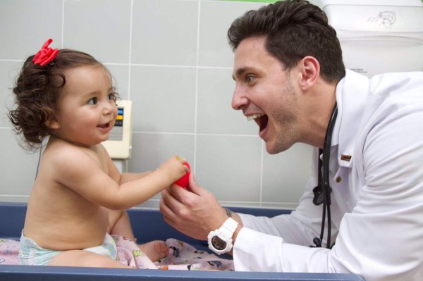 Así fue el paso del 'doctor más sexy del mundo' en El Salvador