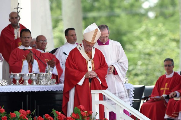 El papa Francisco oficia multitudinaria misa en Holguín