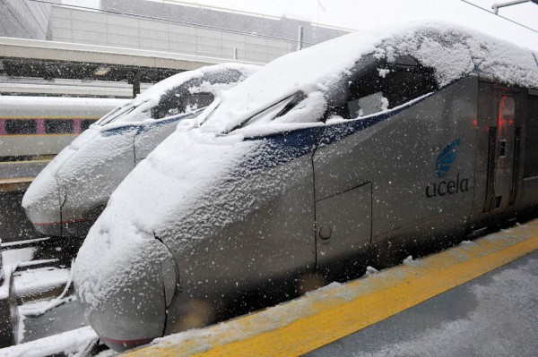 Amtrak Acela trains sit on the track with their routes cancelled out of Boston's South Station during a March noreastern on March 13, 2018 in Boston, Massachusetts. / AFP PHOTO / Joseph PREZIOSO