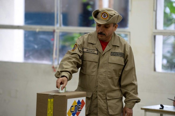 Venezolanos eligen alcaldes en clima de escepticismo