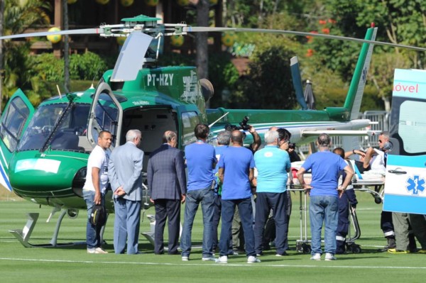 Neymar deja la concentración de Brasil en helicóptero para tratarse su lesión