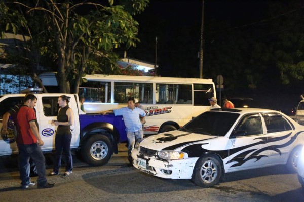 Por escapar de robo conductor choca contra bus en barrio Guamilito