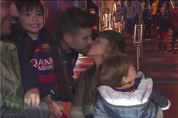 Video: El beso entre Piqué y Shakira en el Camp Nou