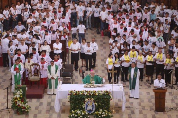 Más de 3,000 feligreses cruzan la Puerta de la Misericordia