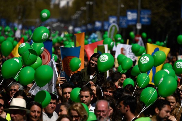 People hold green ballons reading 'Yes for Life' during an anti-abortion protest in Madrid on March 24, 2019. (Photo by PIERRE-PHILIPPE MARCOU / AFP)