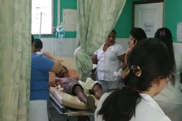 Hermanos se van a machetazos por un teléfono