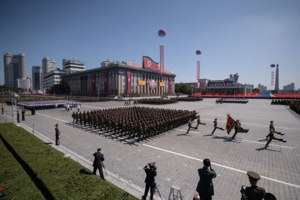 Corea del Norte celebra desfile militar sin misiles balísticos