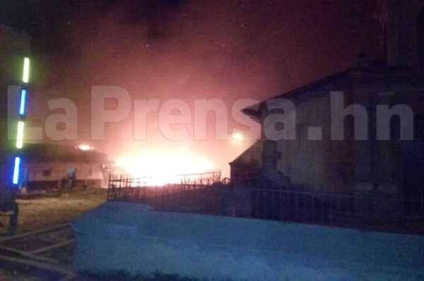 Los bomberos apagaron el incendio que consumió la vivienda.